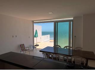 Suite2 com ar condicionado e a Beira mar , cozinha compartilhada e completa Micro ondas air fryer forno elétrico fogão Geladeira freezer gelagua e cafeteria elétrica Tudo para vc se sentir em casa além de um Deck com churrasqueira vista mar - 5