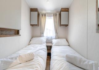 Skegness Fields 108 - Hot tub caravan - pet friendly, Wi-Fi - Meadow Lakes Caravan & Lodge Hire - 5