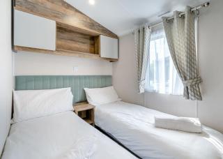 Skegness Fields 108 - Hot tub caravan - pet friendly, Wi-Fi - Meadow Lakes Caravan & Lodge Hire - 4