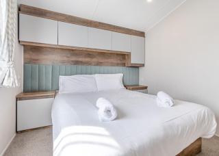 Skegness Fields 108 - Hot tub caravan - pet friendly, Wi-Fi - Meadow Lakes Caravan & Lodge Hire - 6