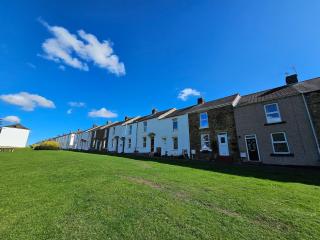 Relax in our cozy home away from home - 5