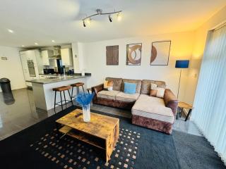 4 bedroom Sleeps 8 Longstay Discounts FreeParking Free WiFi - 9