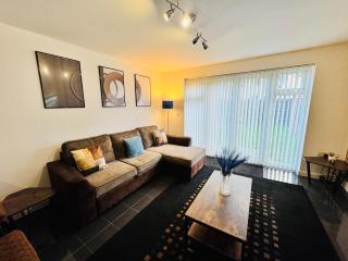 4 bedroom Sleeps 8 Longstay Discounts FreeParking Free WiFi - 8