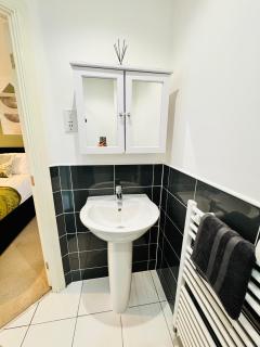 4 bedroom Sleeps 8 Longstay Discounts FreeParking Free WiFi - 2