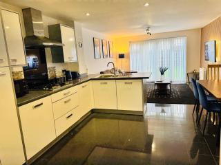 4 bedroom Sleeps 8 Longstay Discounts FreeParking Free WiFi - 6