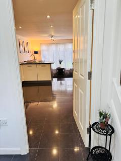 4 bedroom Sleeps 8 Longstay Discounts FreeParking Free WiFi - 5