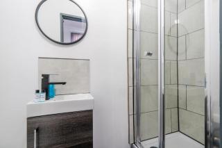 Sheffield 4 Bed Home by Broomhill Village - 4