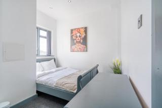 Sheffield 4 Bed Home by Broomhill Village - 6