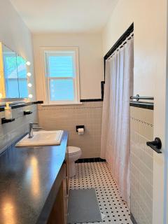 Toronto Newly renovated 3 Bedrooms 2 Bathrooms Entire Private Home - 4 Minutes to Hwy 401 - 4 Free Onsite Parkings - Toronto - 6