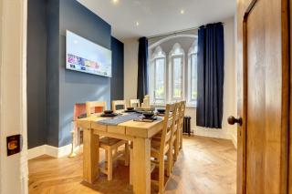 Large 6BDR House By Homebird Property Management Short Lets & Serviced Accommodation Leeds With Secured Parking & Garden Area - 3