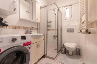 Chic 2BR Gem on Moda Iconic Antiques Street - Istanbul - 4