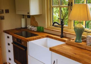 Shepherds Hut at Snowdon Farm - 8