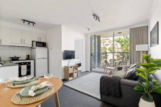 Inner-City Apartment with Balcony, Gym and Sauna - 5