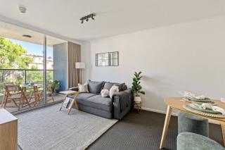 Inner-City Apartment with Balcony, Gym and Sauna - 4