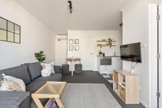 Inner-City Apartment with Balcony, Gym and Sauna - 3