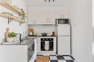 Inner-City Apartment with Balcony, Gym and Sauna - 2