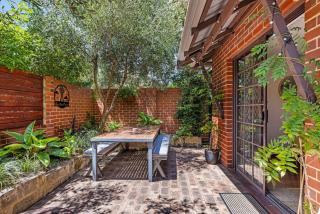 Stylish Villa, Leafy Courtyard Sanctuary - 9
