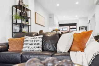 Masterpiece in Hamilton Central - Parking Included - 6