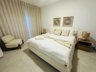 Modern 2-BR Apartment Facing the Pool - 7