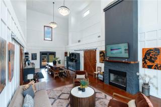 Meadows Farmhouse - Hot Tub & 5 mins to Main - 5