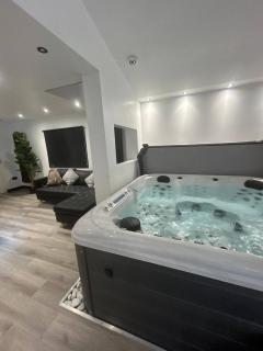 The Sauna House with hot tub - 4