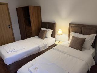 Elegant Lux Hotel - 3