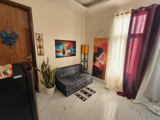 CITY VIEW Private 1BHK Flat in South Delhi - 7