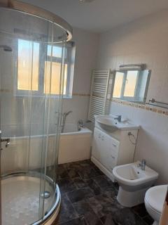 4 Bedroom House available for room letting - 3