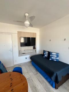 Apto reformado com praia a 1 min - 0