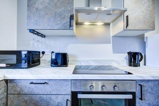 Stylish 2BR Apartment in Central High Wycombe - 9