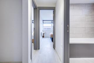 Stylish 2BR Apartment in Central High Wycombe - 4