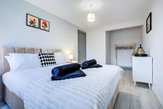 Stylish 2BR Apartment in Central High Wycombe - 3