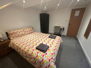 Luton Town Homestay - Near AIRPORT & Train Station, High Speed Internet - Luton - 1