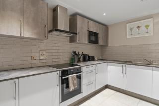 Solihull Flat For 2 with Fast WiFi with Free Secured Parking - 9