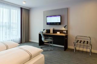 Premier Inn Stuttgart Zuffenhausen - 1