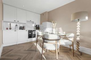 Stylish Two-Bedroom Retreat in Chelsea - 8