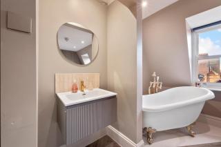 Stylish Two-Bedroom Retreat in Chelsea - 4