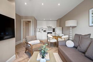 Stylish Two-Bedroom Retreat in Chelsea - 2