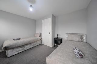 Wolverhampton family house with garden & parking - 4