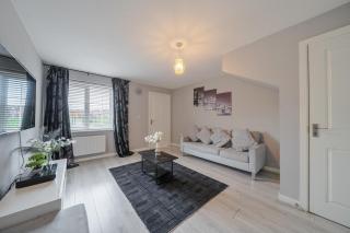 Wolverhampton family house with garden & parking - 0