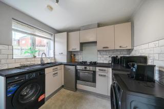 Wolverhampton family house with garden & parking - 9