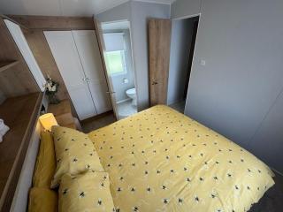 Fantasy Island - Eastgate E5 - The Sierra with Hot Tub - Coastal Caravan Breaks - 9