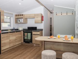 6 Manor Park - 3 Bedroom - Sea views nearby - 8