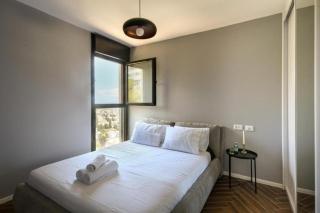 Stunning Sea-View Penthouse with Private Terrace By Lime Luxe - 4