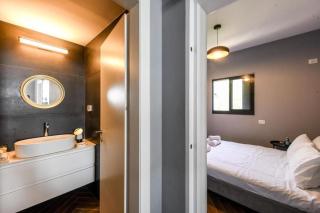 Stunning Sea-View Penthouse with Private Terrace By Lime Luxe - 1