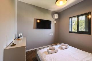 Stunning Sea-View Penthouse with Private Terrace By Lime Luxe - 4