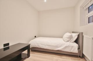 Lovely 2Bed Garden Flat In West London - 4