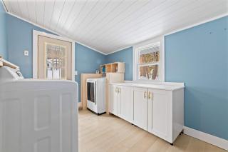 Charming 2BR Pet-Friendly Walk to Downtown - 8