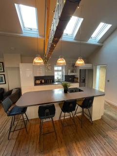 The Loft - 4 Bedroom Apartment with Hot Tub - 7