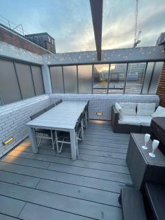 The Loft - 4 Bedroom Apartment with Hot Tub - 8